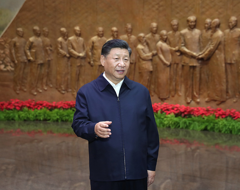 9月12日，中共中央总书记、国度主席、中央军委主席习近平视察中共中央北京香山革命留想地。这是习近平在香山革命留想馆参观《为新中国奠基》主题展览，并颁发沉要讲话。